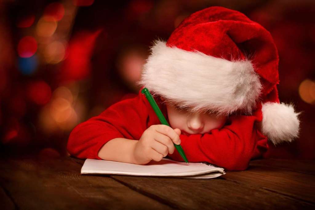 Niño escribiendo una carta a Santa Claus 