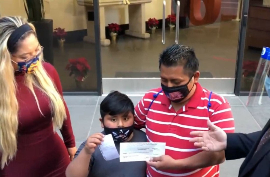 Niño migrante que vendía flores en Estados Unidos recibe cheque por 800 mil pesos 