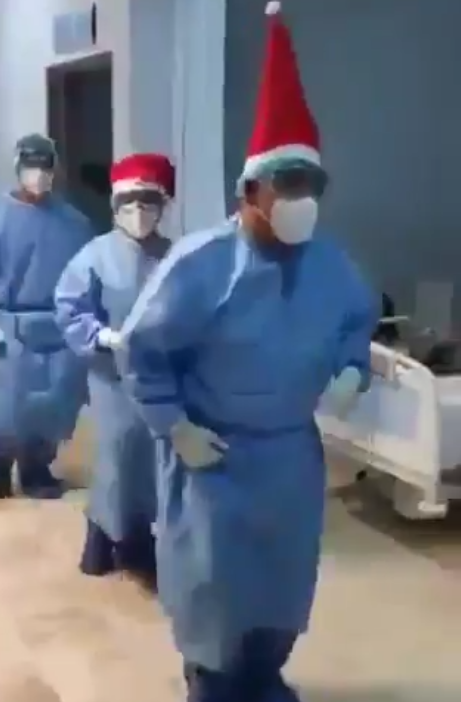 Personal médico de Guanajuato alegró la Navidad de pacientes COVID con piñatas y bailes