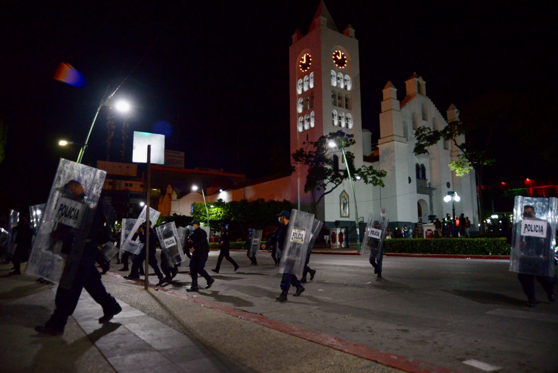  Policías desalojan a normalistas que tomaron el Palacio de Gobierno en Chiapas