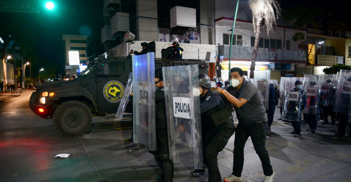 Policías desalojan a normalistas que tomaron el Palacio de Gobierno en Chiapas