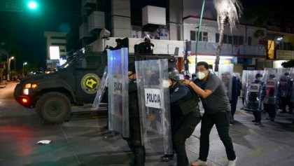 Policías desalojan a normalistas que tomaron el Palacio de Gobierno en Chiapas