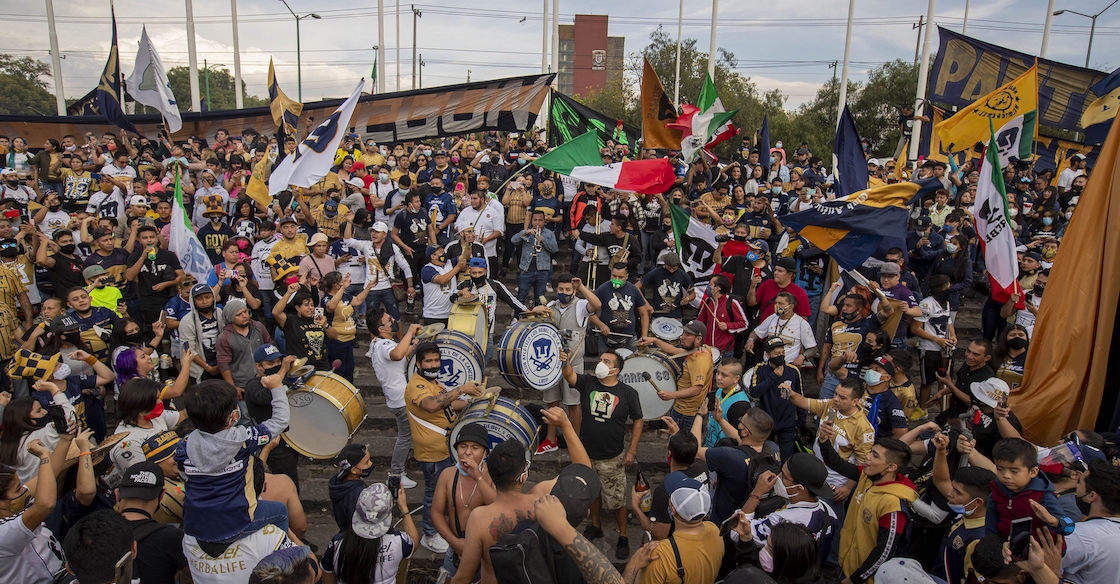¡Hasta llevaron banda! Centenas de aficionados de Pumas se dan cita en Ciudad Universitaria