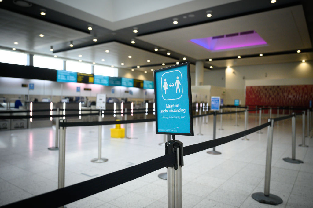 "Vista general de los mostradores de facturación desiertos y las instalaciones de pasajeros en la Terminal Norte del aeropuerto de Gatwick (noviembre 2020)". 