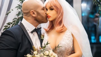 Amor random: Fisicoculturista contrae matrimonio con su muñeca sexual