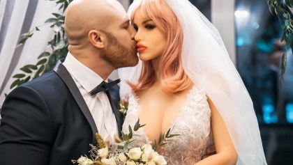 Amor random: Fisicoculturista contrae matrimonio con su muñeca sexual