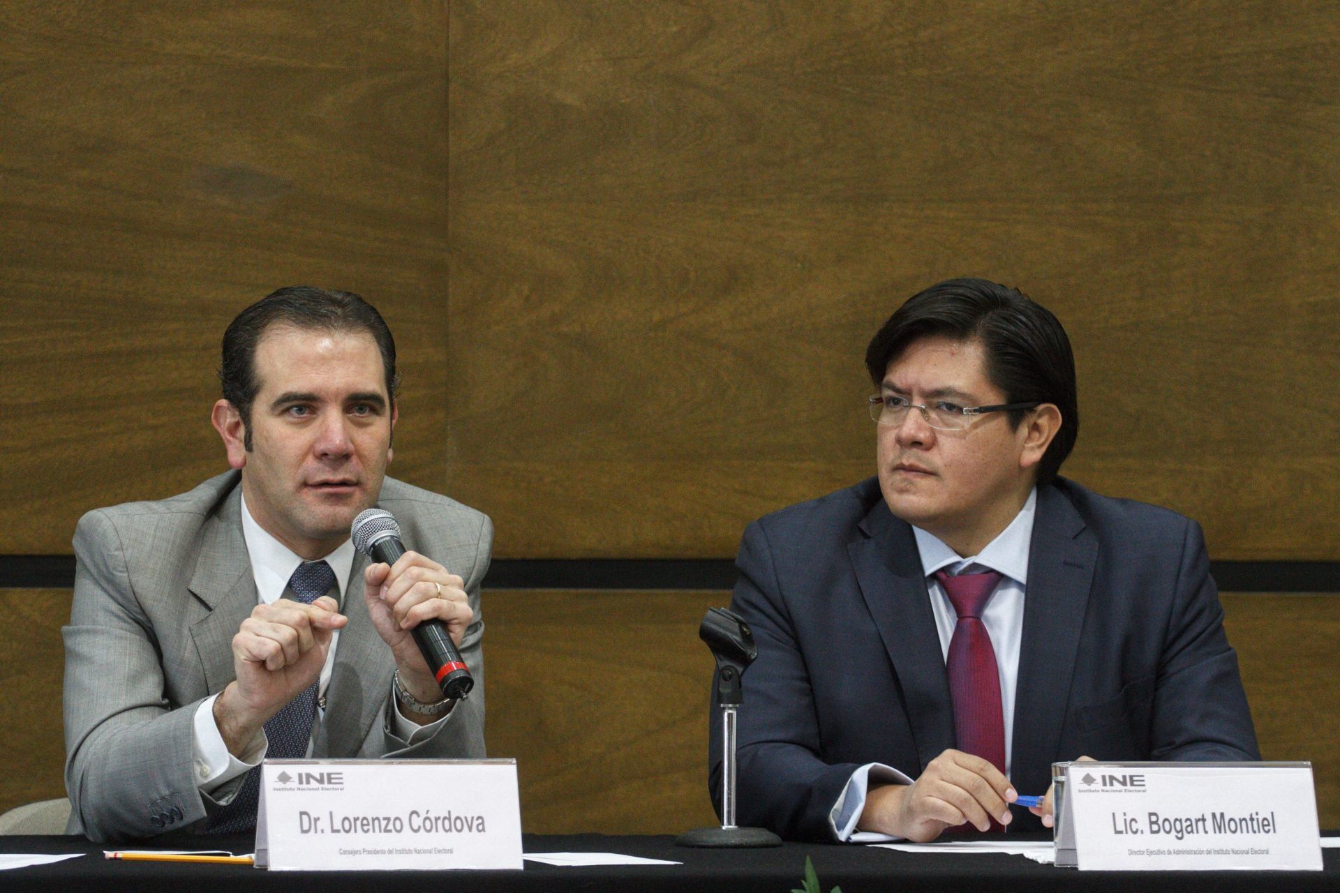 CIUDAD DE MÉXICO, 21DICIEMBRE2016.- Lorenzo Córdova, consejero presidente del Instituto Nacional Electoral, y Bogart Montiel, director ejecutivo de Administración del INE, presentaron la Firma Electrónica Avanzada, la cual permitirá enviar notificaciones a través de medios electrónicos.
