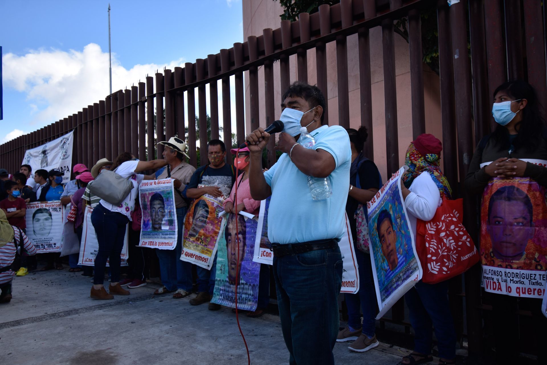 CHILPANCINGO, GUERRERO, 17SEPTIEMBRE2020.- Estudiantes normalistas de las 16 escuelas que integran la Federación de Estudiantes Campesinos Socialistas de México (FECSM), luego de que los padres y madres de los 43 realizarán un mitin político para exigir justicia por los 6 años de la desaparición forzada de sus hijos, atacaron las instalaciones del Congreso local, dejando incendiandose una camioneta repartidora de la empresa Lala. Durante el mítin los padres reprocharon a los diputados que hasta el momento no han cumplido con el apoyo que prometieron de ayudar a los padres en su exigencia de justicia.