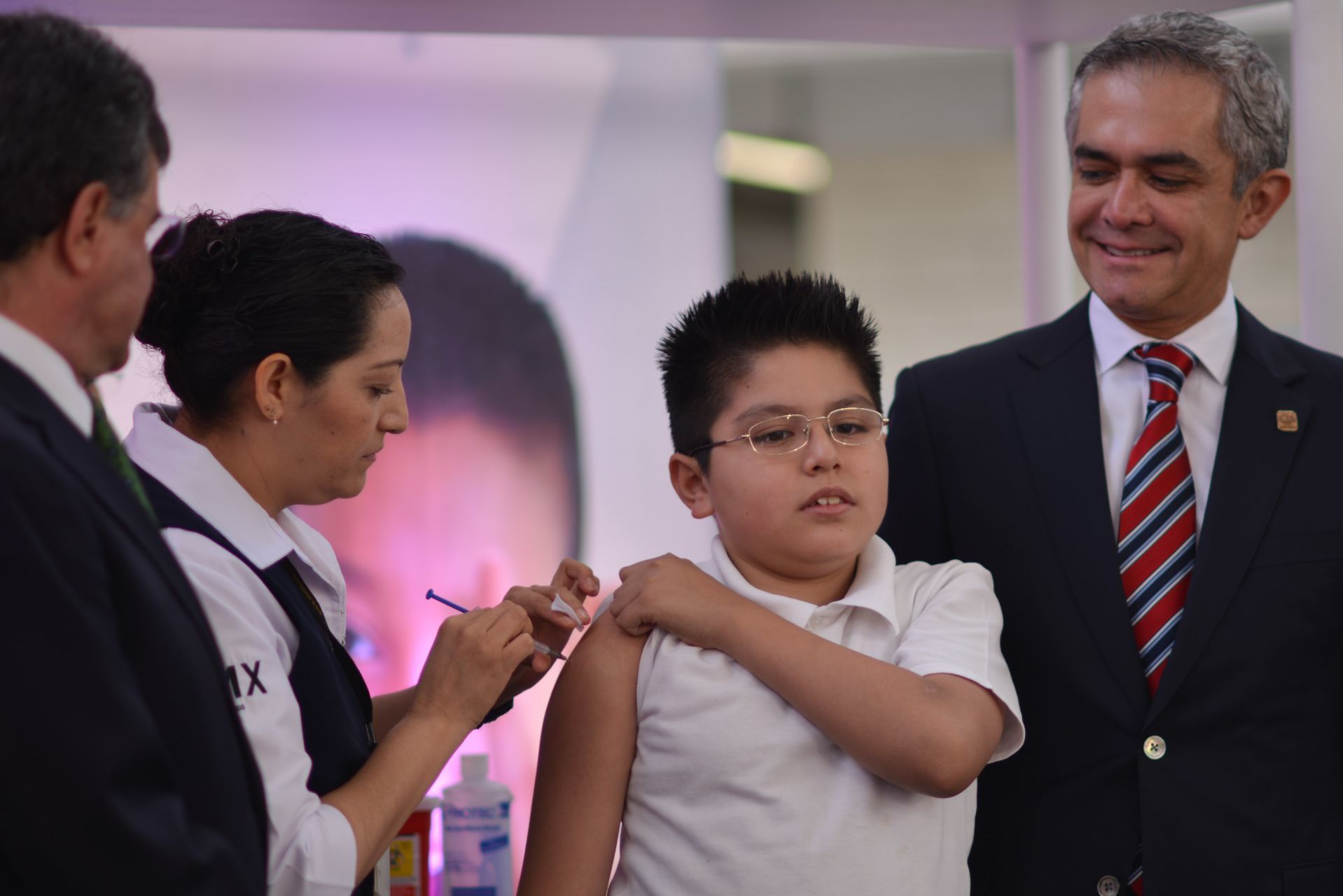 MÉXICO, D.F., 06MARZO2015.- Miguel Ángel Mancera, jefe de gobierno del Distrito Federal, Luis Ignacio Sánchez Gómez, Titular de la Administración Federal de Servicios Educativos en el D.F. y Armando Ahued, Secretario de Salud del D.F., durante la puesta en marcha de la campaña de "Aplicación de la Vacuna del Virus del Papiloma Humano", realizada en la escuela Francisco Giner de los Ríos de la colonia Obrera.