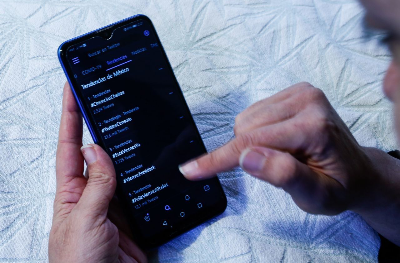 CIUDAD DE MÉXICO, 22ENERO2020.- Twitter México informó que suspendió un número indeterminado de cuentas, entre ellas varias de usuarios afines de Andrés Manuel López Obrador, presidente de México, por "violar las reglas de spam y manipulación de la plataforma”. El presidente, exhibió como motivo de la suspensión a Hugo Rodríguez Nicolat, directivo de Twitter México y Latinoamérica, quien sería "simpatizante o militante" del Partido Acción Nacional. La red social respondió que los empleados no deciden ni son responsables de sus políticas ni reglas de la empresa.