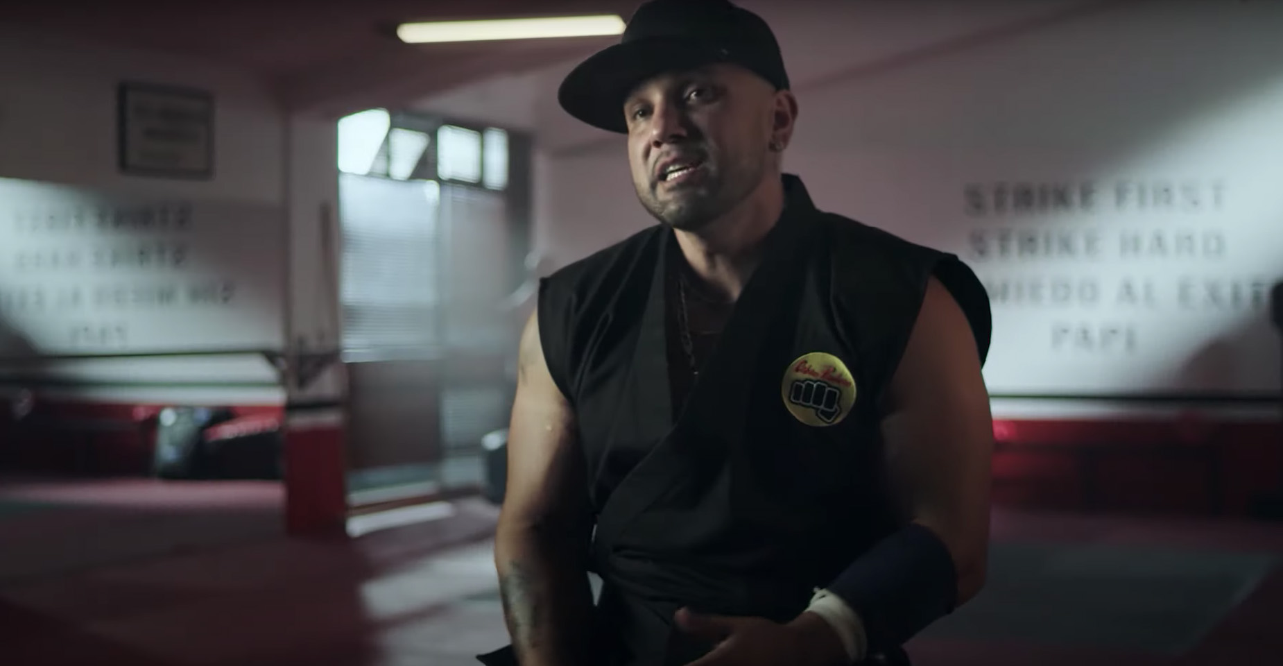 "Sin miedo al éxito, papi": Las Barras Praderas llegan al dojo de 'Cobra Kai'