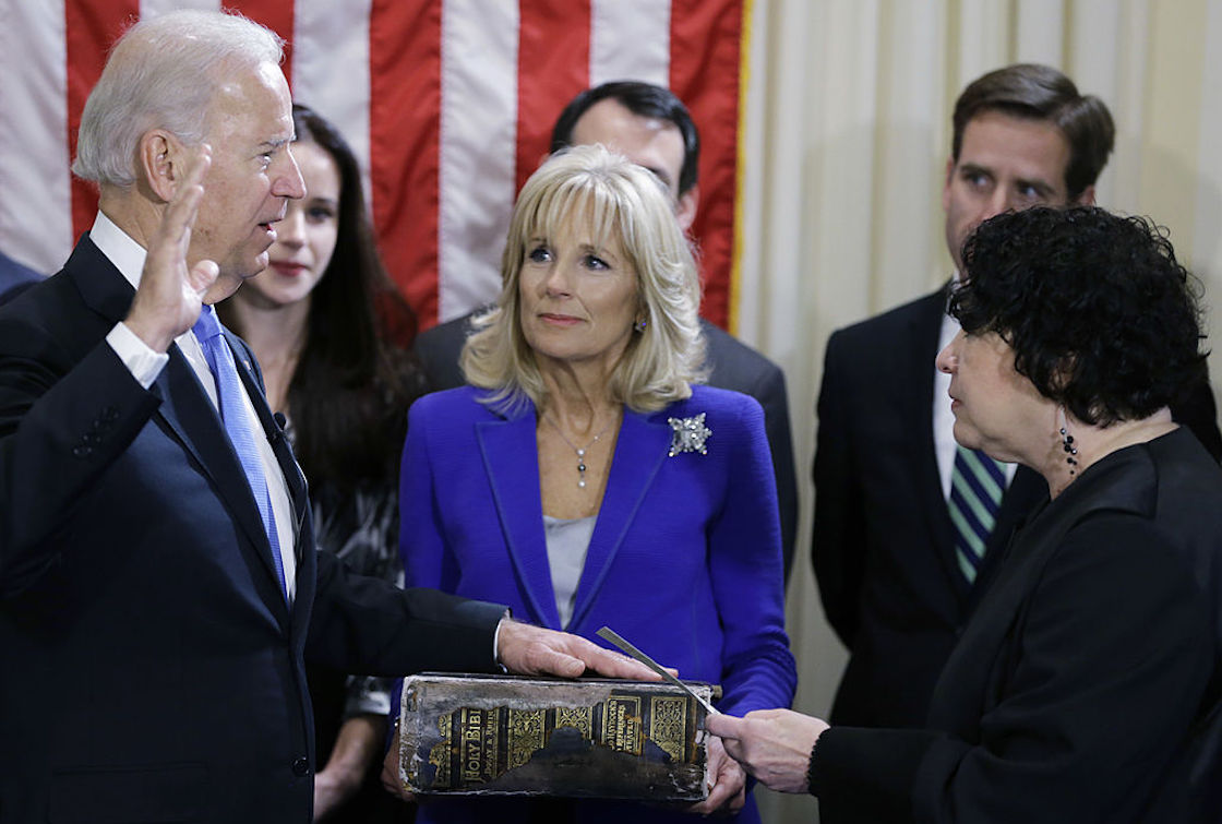 biblia-biden-protesta-toma-presidente-estados-unidos-historia-02