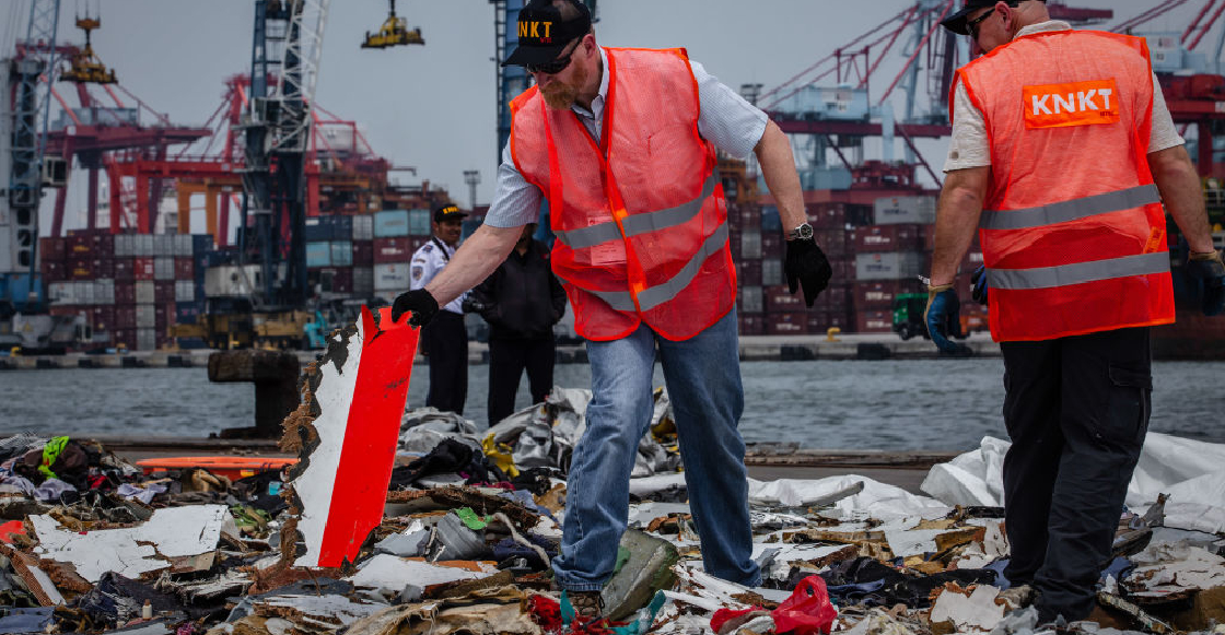 Reportan la caída de un avión con 62 pasajeros en mar de Indonesia