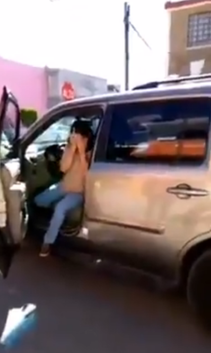 Captan a mujer arrastrando a un perro con su camioneta en calles de Puebla