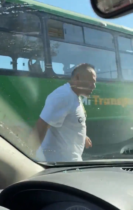 Chofer de autobús ataca a un automovilista que le pidió no tirar basura