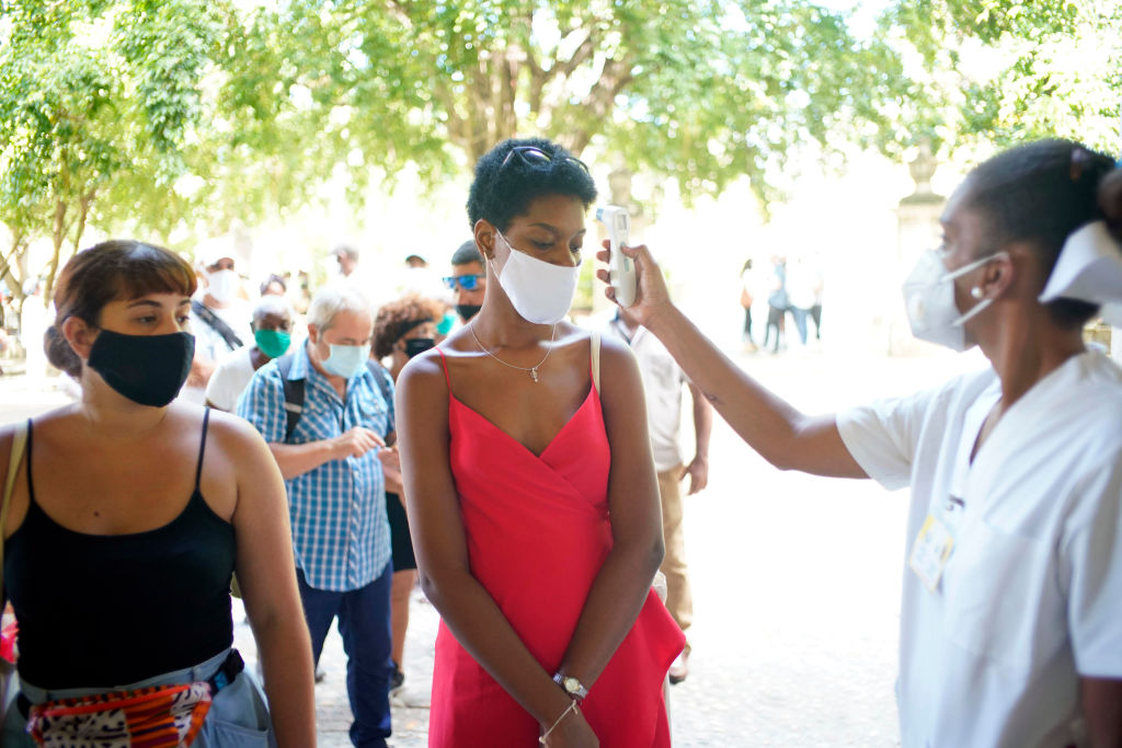 Cuba reducirá vuelos desde México y aplicará cuarentena a viajeros por COVID-19