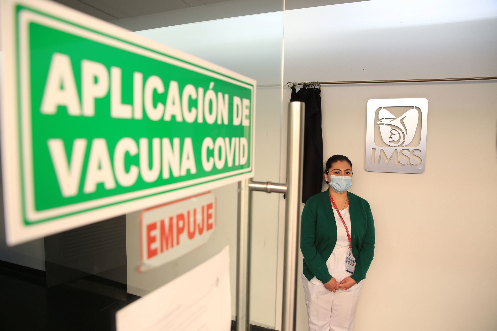 ¡Otro! Despiden a director de hospital en Tabasco que se "saltó la fila" de la vacuna contra COVID-19