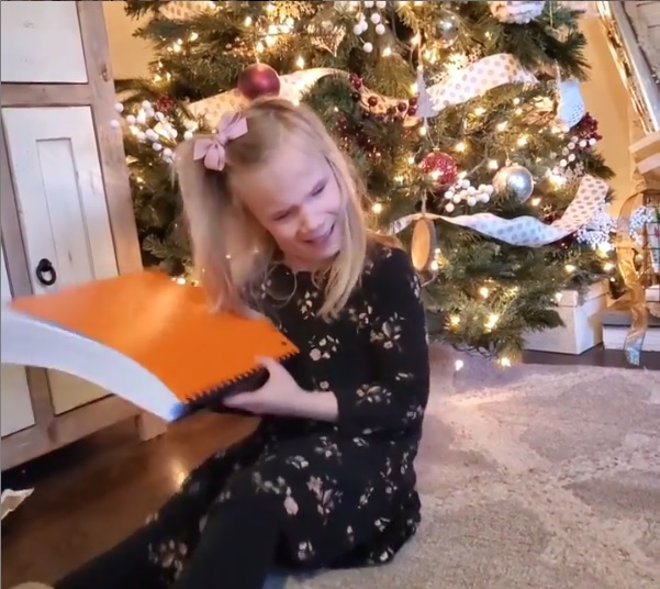 La conmovedora reacción de una niña invidente al recibir los libros de Harry Potter en braille