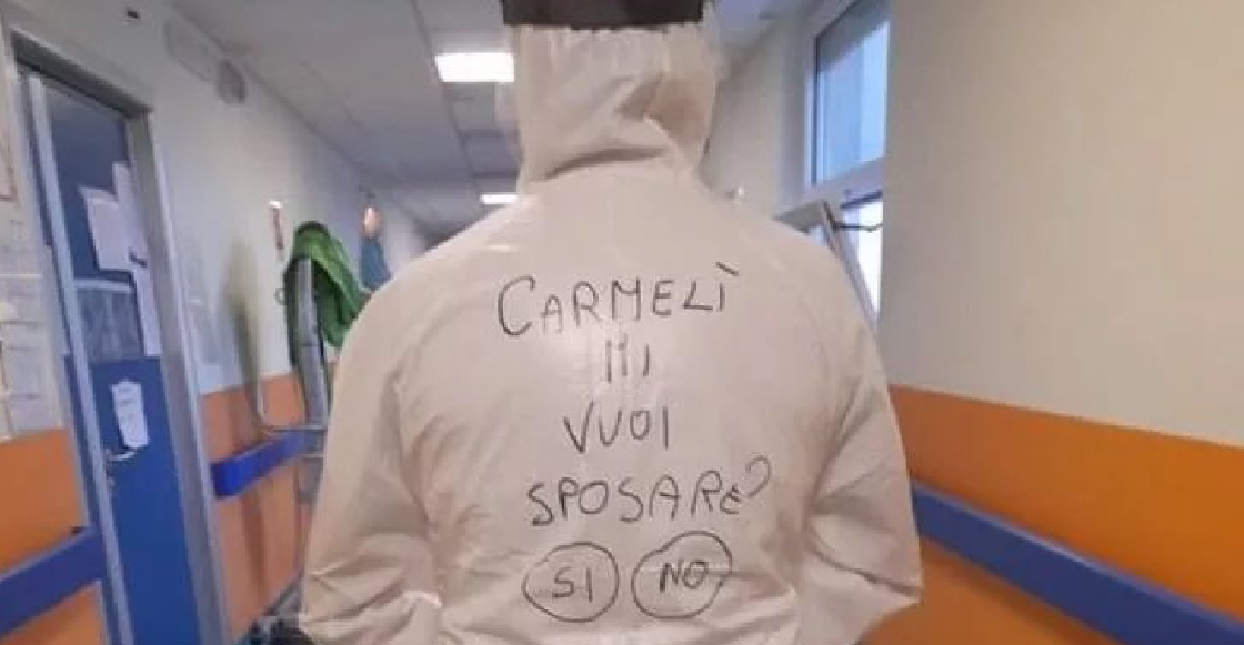 Enfermero le pide matrimonio a su novia con ayuda de su traje anticovid