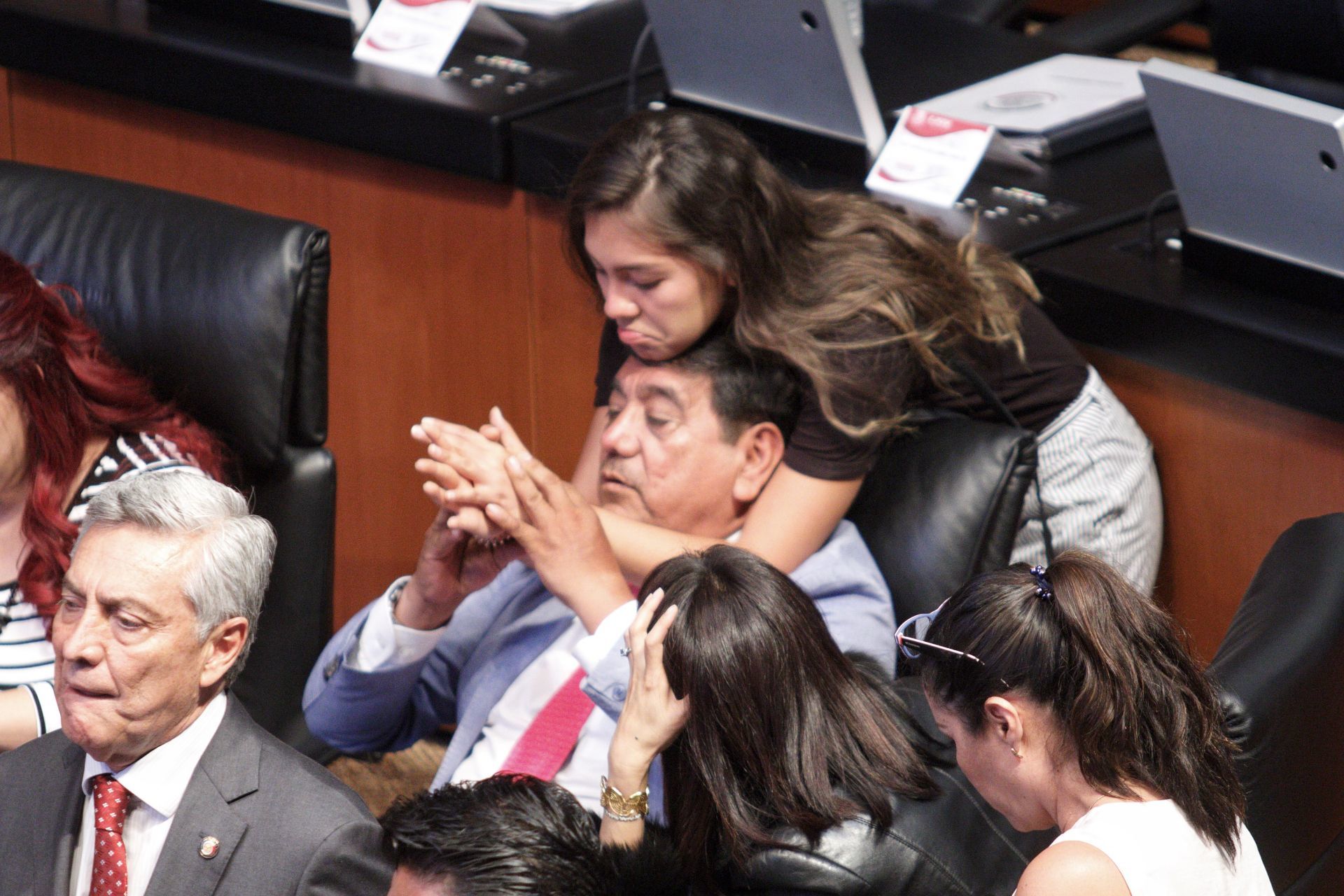 CIUDAD DE MÉXICO, 23ABRIL2019.- El senador Félix Salgado Macedonio y su hija, durante la sesión ordinaria en el Senado de la República.
