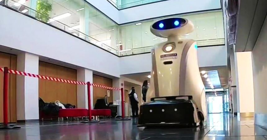 La historia detrás de Franziska, el robot que limpia, canta y bromea en alemán