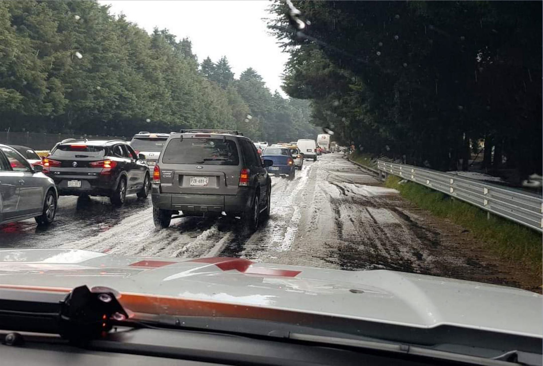 En imágenes: Así quedó la México-Cuernavaca tras la intensa granizada