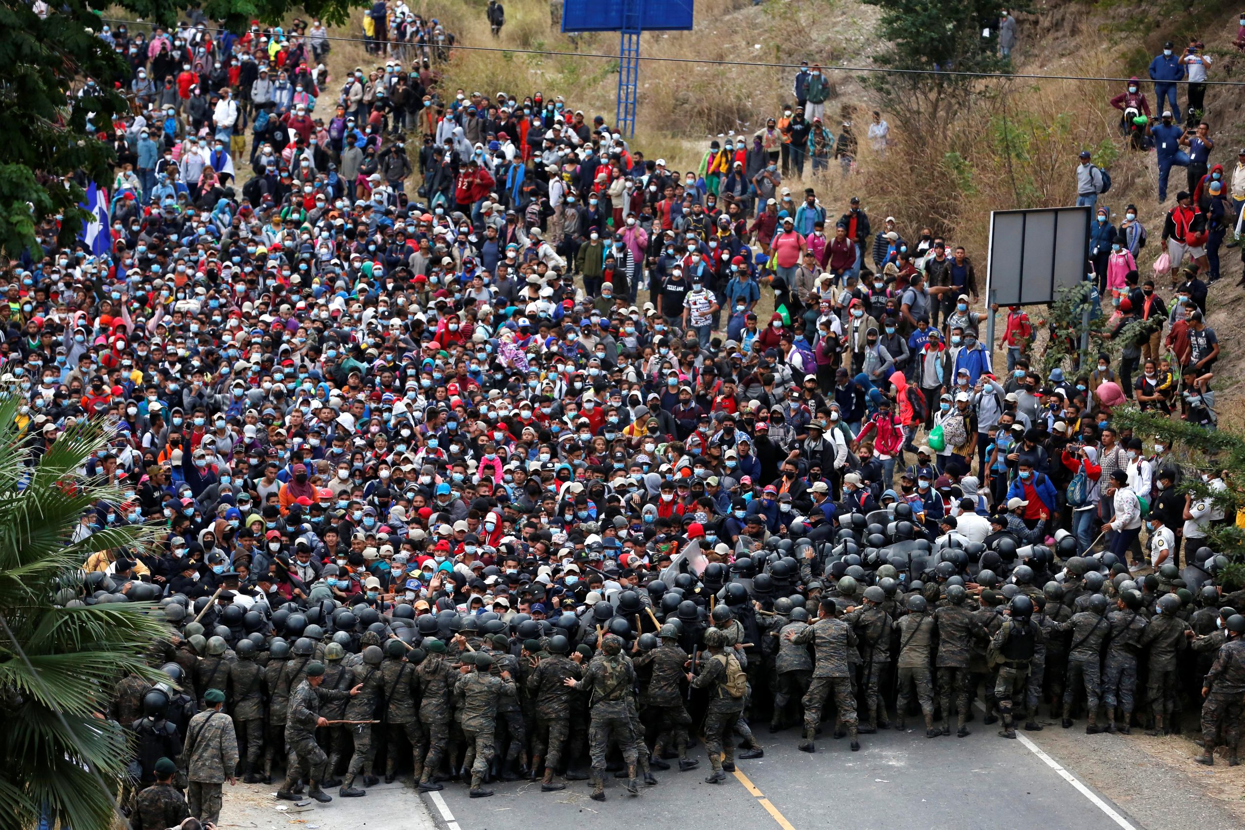 Guatemala frena con violencia a caravana migrante de Honduras