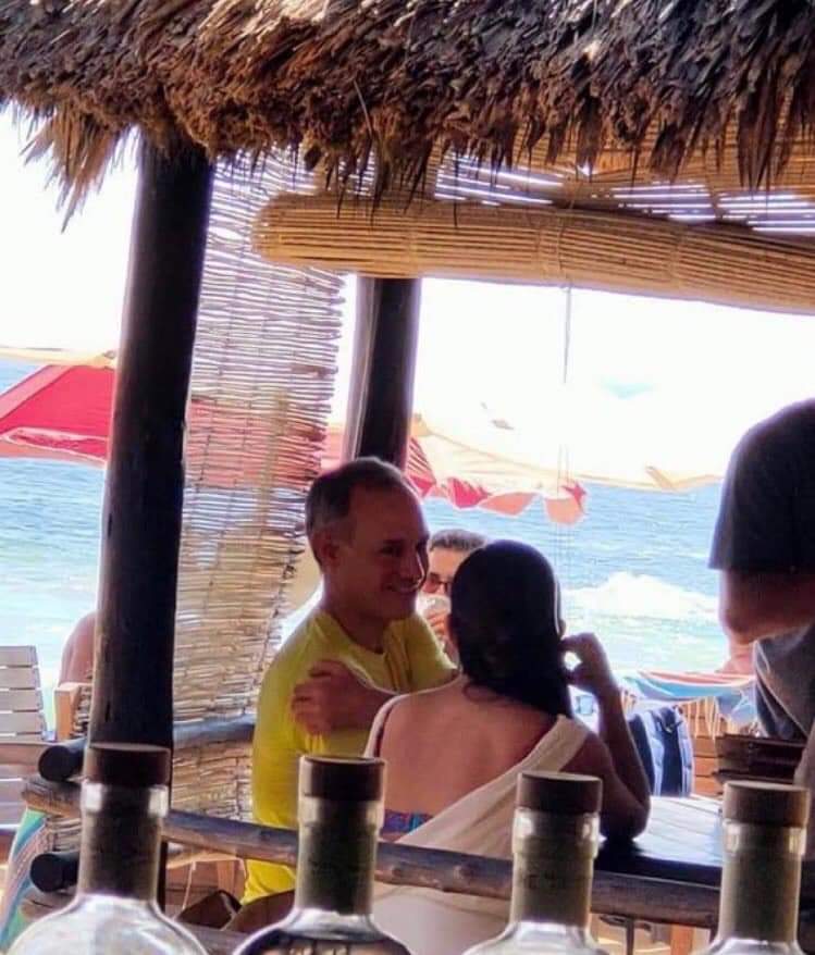 No se quedó en casa: Captan a Hugo López-Gatell de vacaciones en playas de Oaxaca