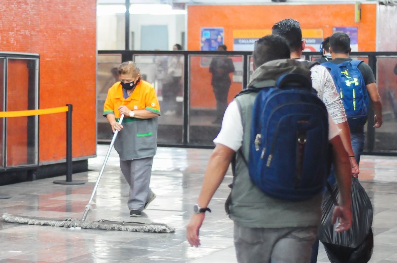 "Soy del IMSS": Joven se niega a usar cubrebocas en el Metro; dice estar vacunado