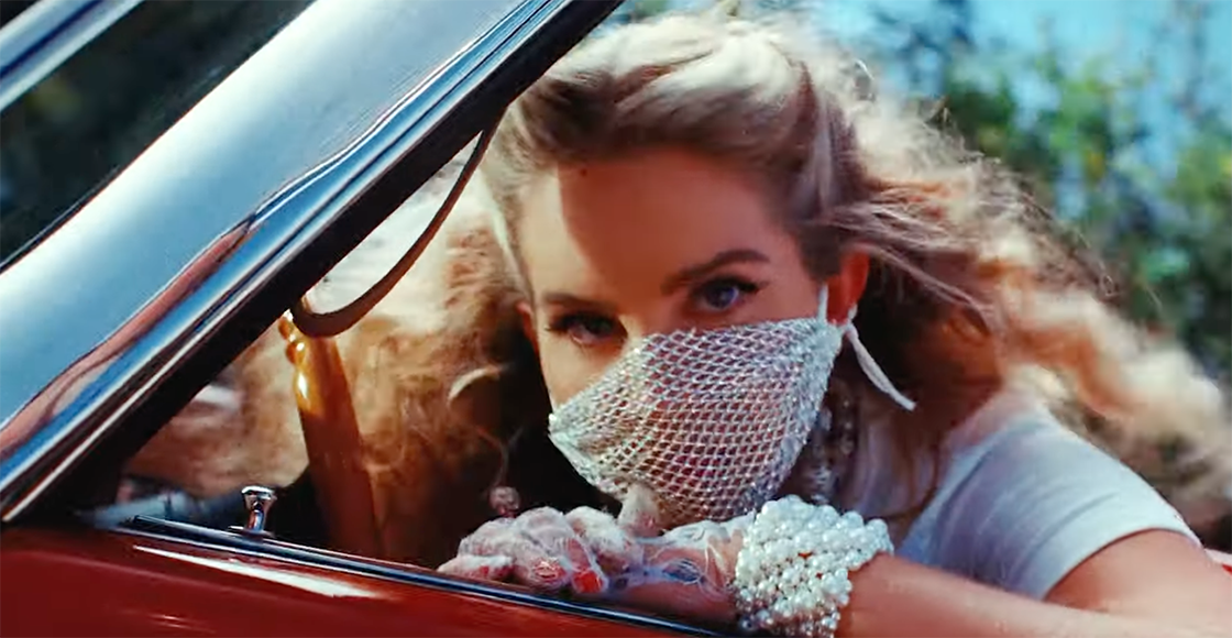 Lana del Rey vuelve a usar el cubrebocas de malla en su nuevo video