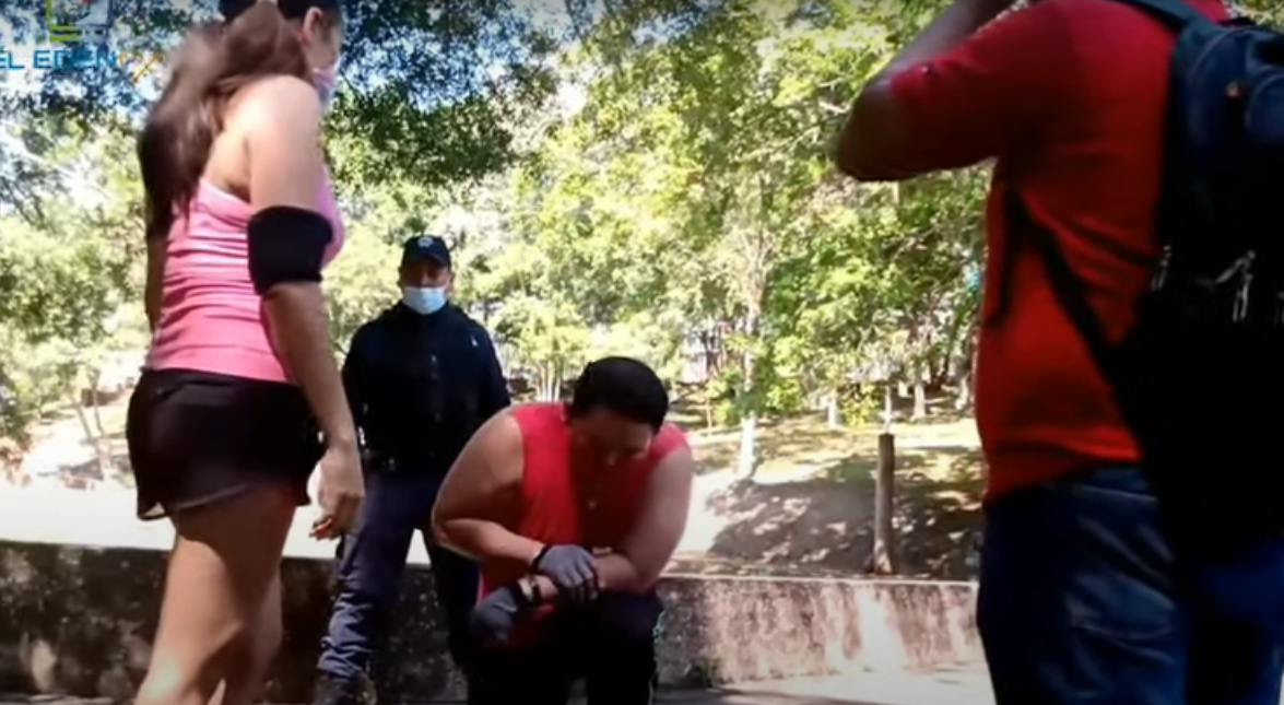 Acosador pide disculpas de rodillas a mujer que lo confrontó en un parque