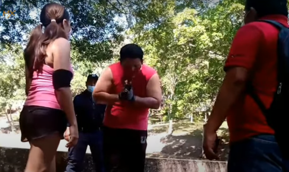 Acosador pide disculpas de rodillas a mujer que lo confrontó en un parque