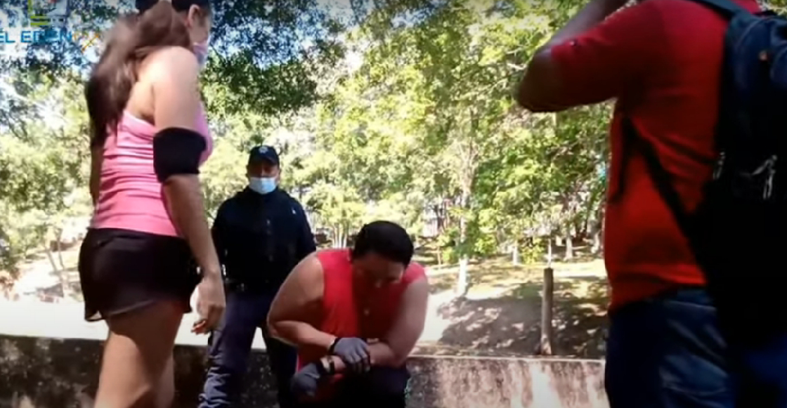 Acosador pide disculpas de rodillas a mujer que lo confrontó en un parque