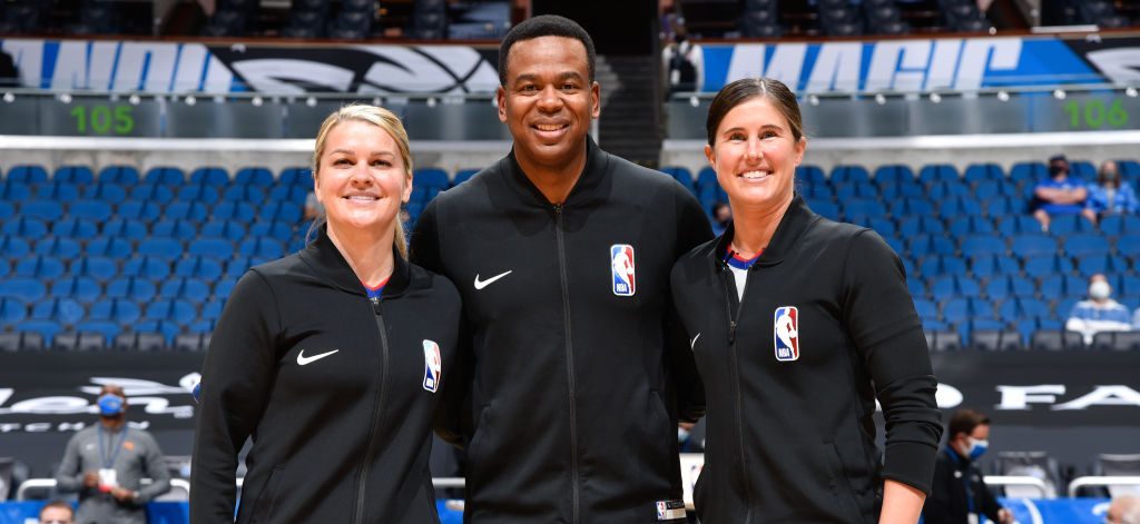 ¿Quiénes son Natalie Sago y Jenna Schroeder, las históricas árbitros de la NBA?