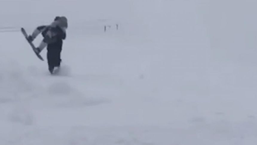 Avalancha sorprende a esquiadores y un papá protege a su hijo con su propio cuerpo
