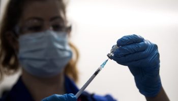 10-millonarios-pandemia-covid-19-desigualdad-vacunas-mundo
