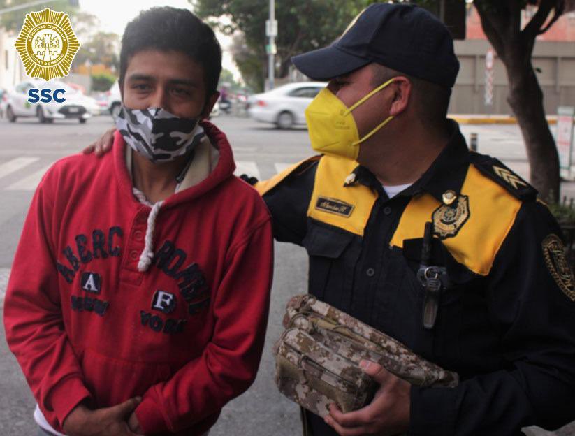 Policía de CDMX devuelve una mochila con 30 mil pesos que usarían para comprar oxígeno