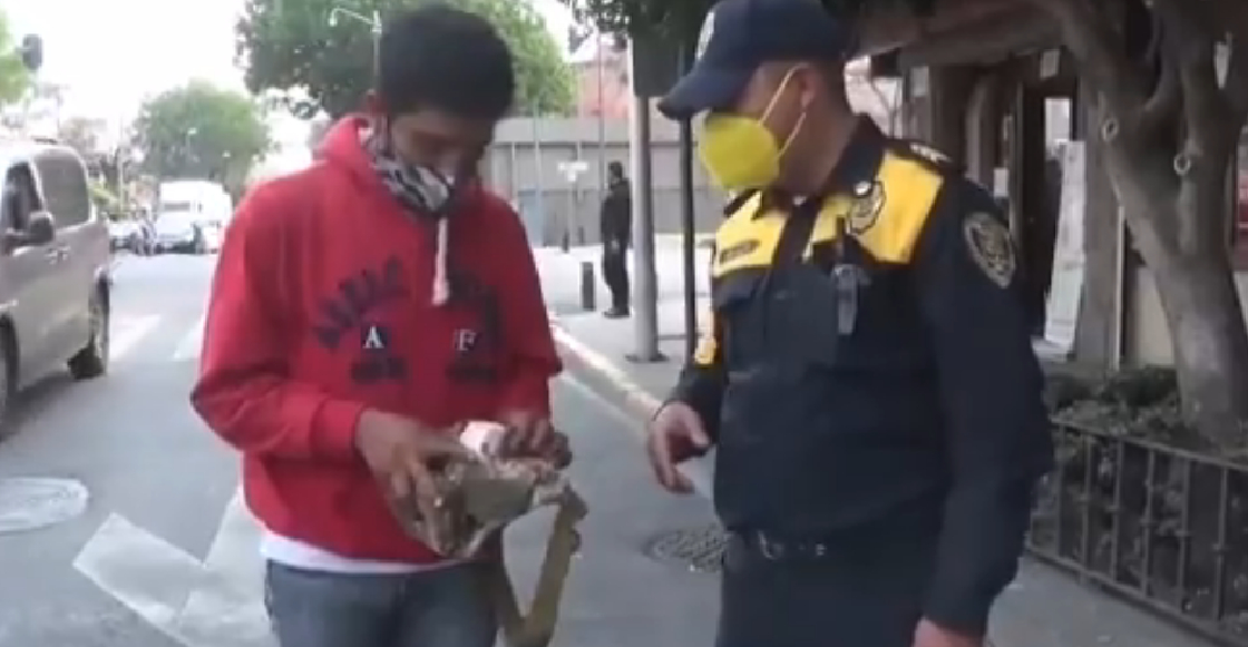 Policía de CDMX devuelve una mochila con 30 mil pesos que usarían para comprar oxígeno