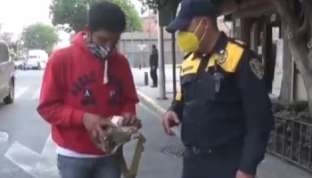 Policía de CDMX devuelve una mochila con 30 mil pesos que usarían para comprar oxígeno