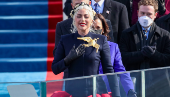 Y a todo esto ¿Por qué Lady Gaga usó un broche de paloma en la investidura de Biden?