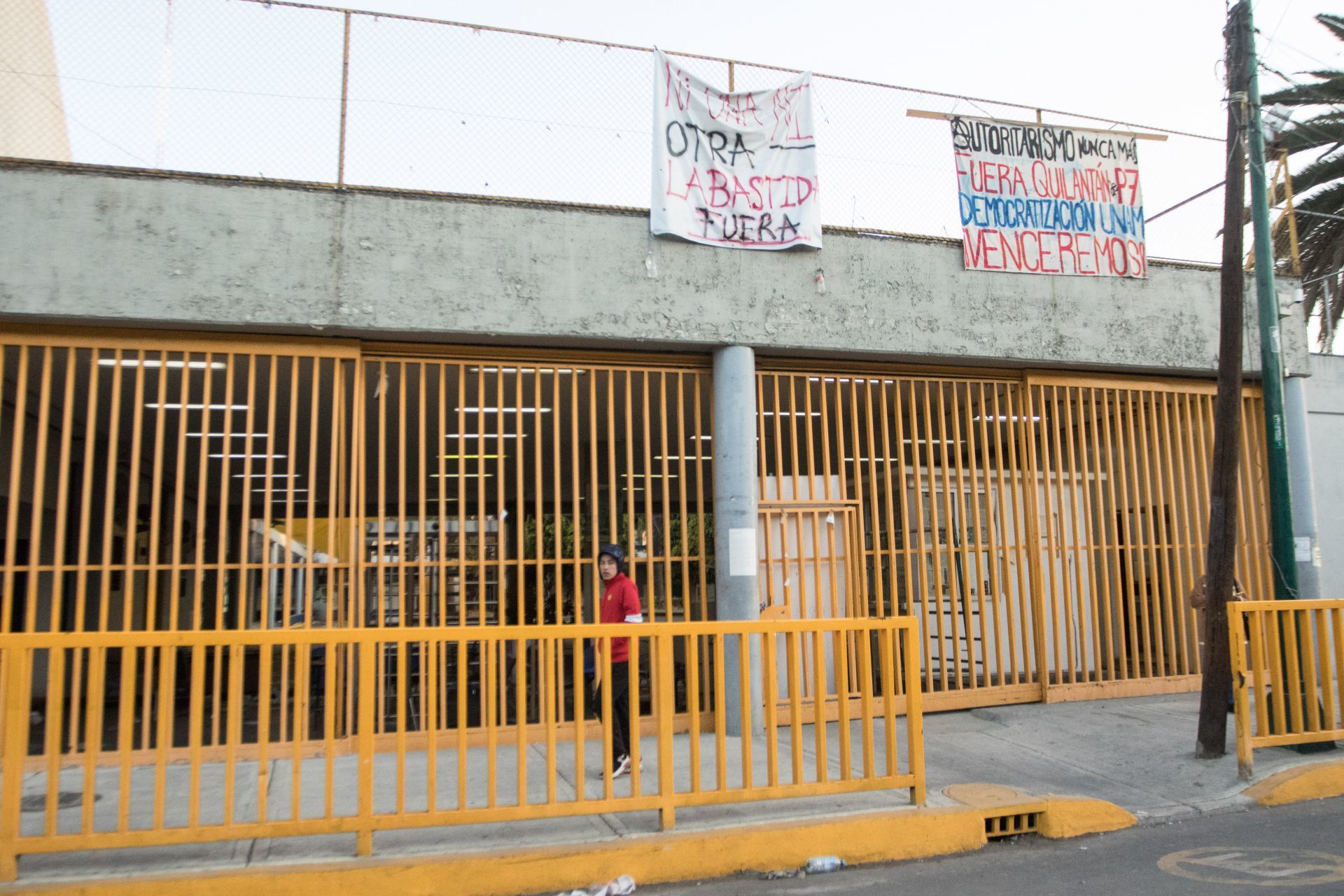 CIUDAD DE MÉXICO. 29ENERO2020.- Aún no inician la clases en el Preparatoria No. 7 de la UNAM. Se esperaba que este día los alumnos trabajadores administrativos y maestros retomar labores. Estudiantes acudieron al plantel a ver si se abrían las puertas de su escuela.