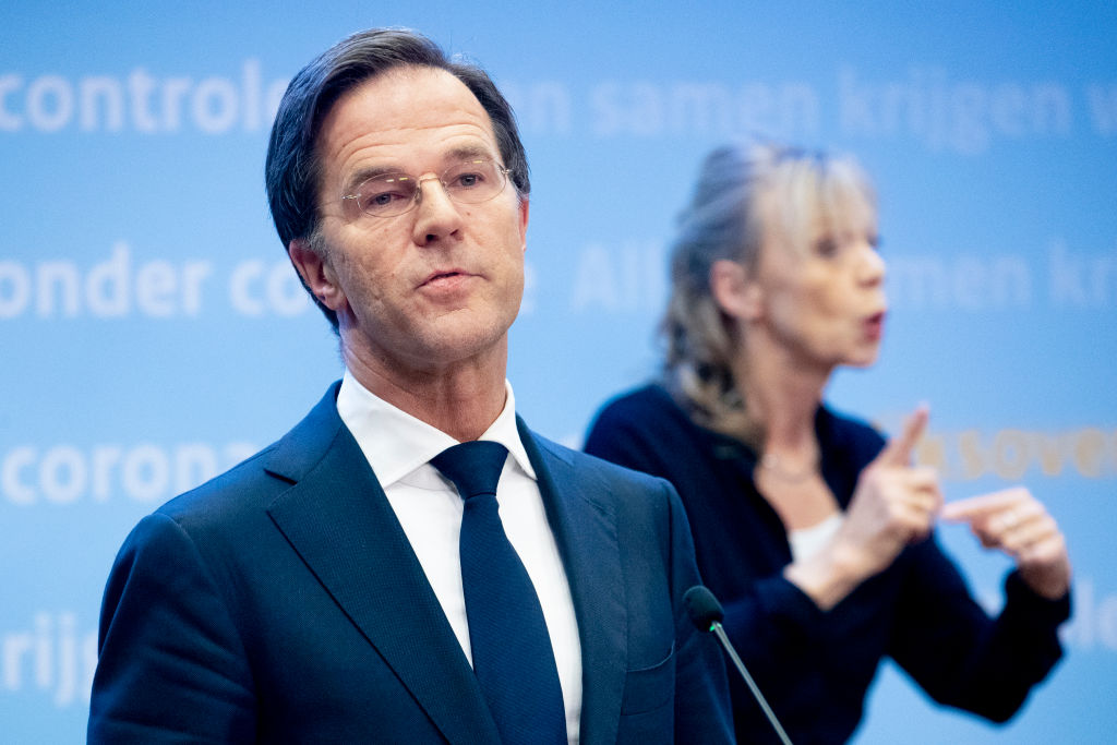 Renuncia todo el gobierno de Holanda por llevar a la quiebra a miles de familias