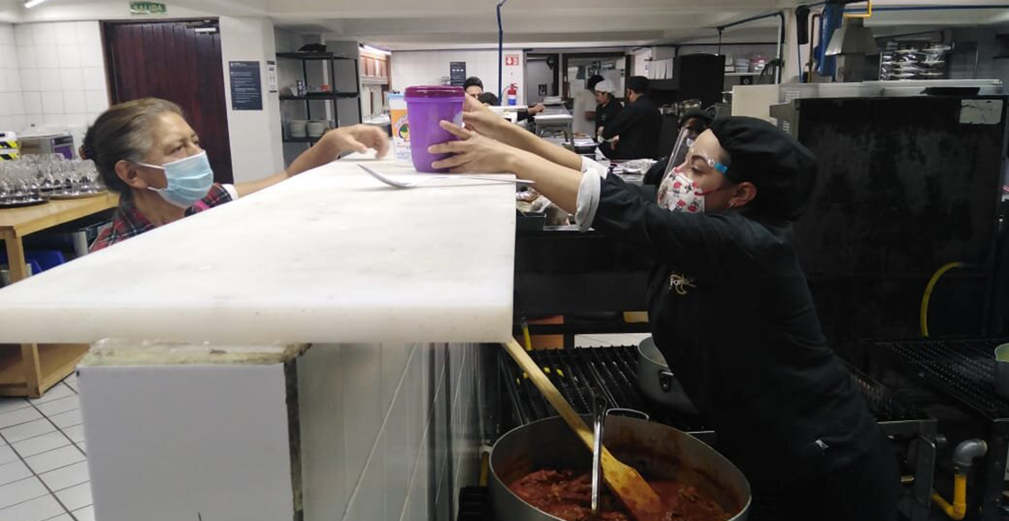 Rifados: Salón de fiestas regala comida diario a abuelitos de la CDMX