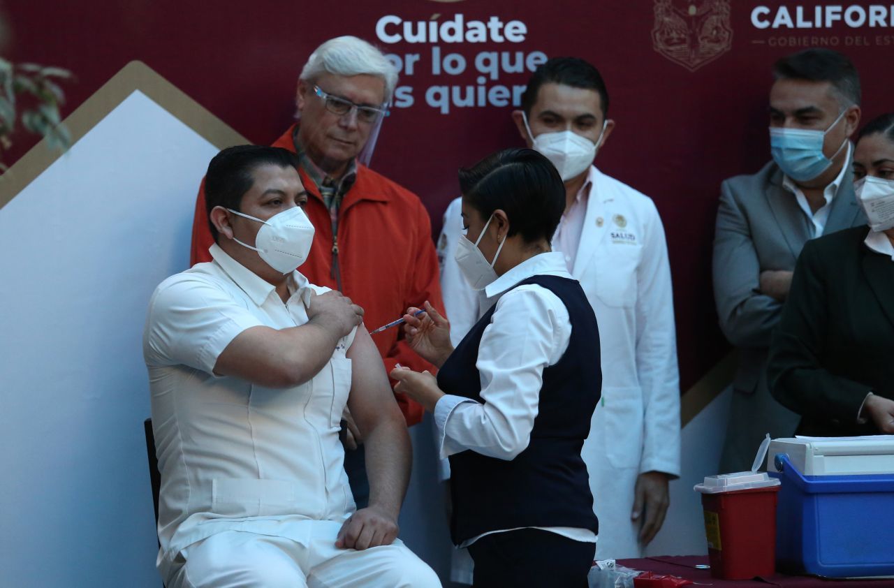 Senador de Morena propone cárcel para quien se "salte la fila" de la vacuna contra COVID-19