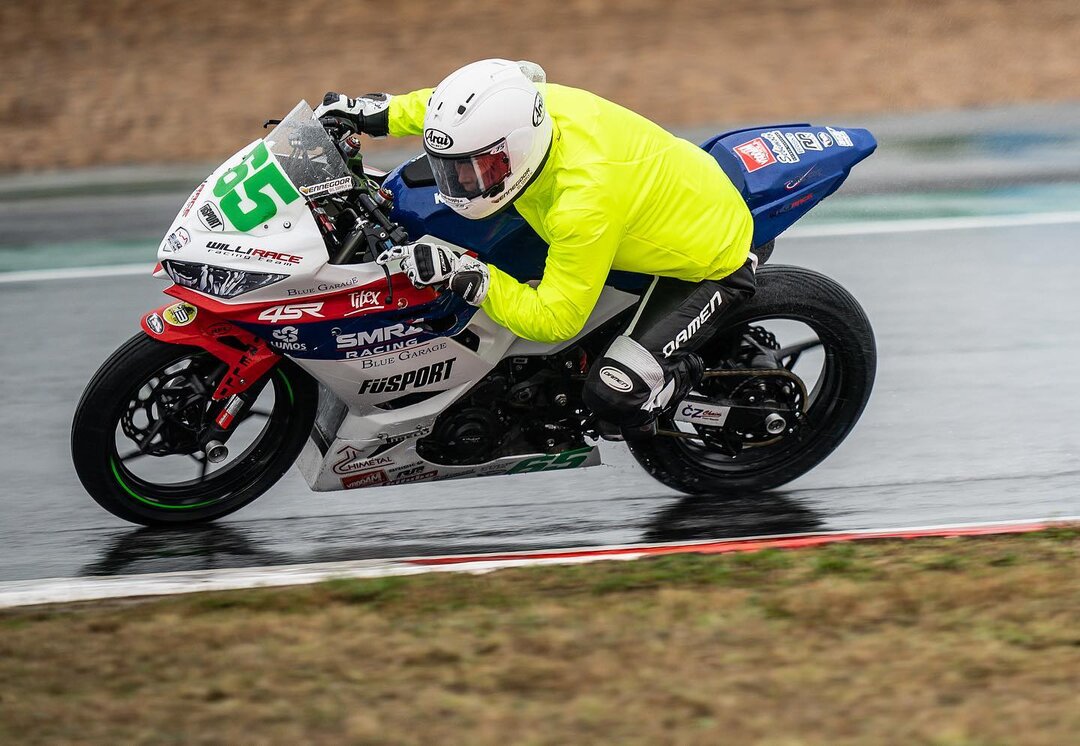 Sharni Pinfold se retira del motociclismo y señala al machismo en el deporte