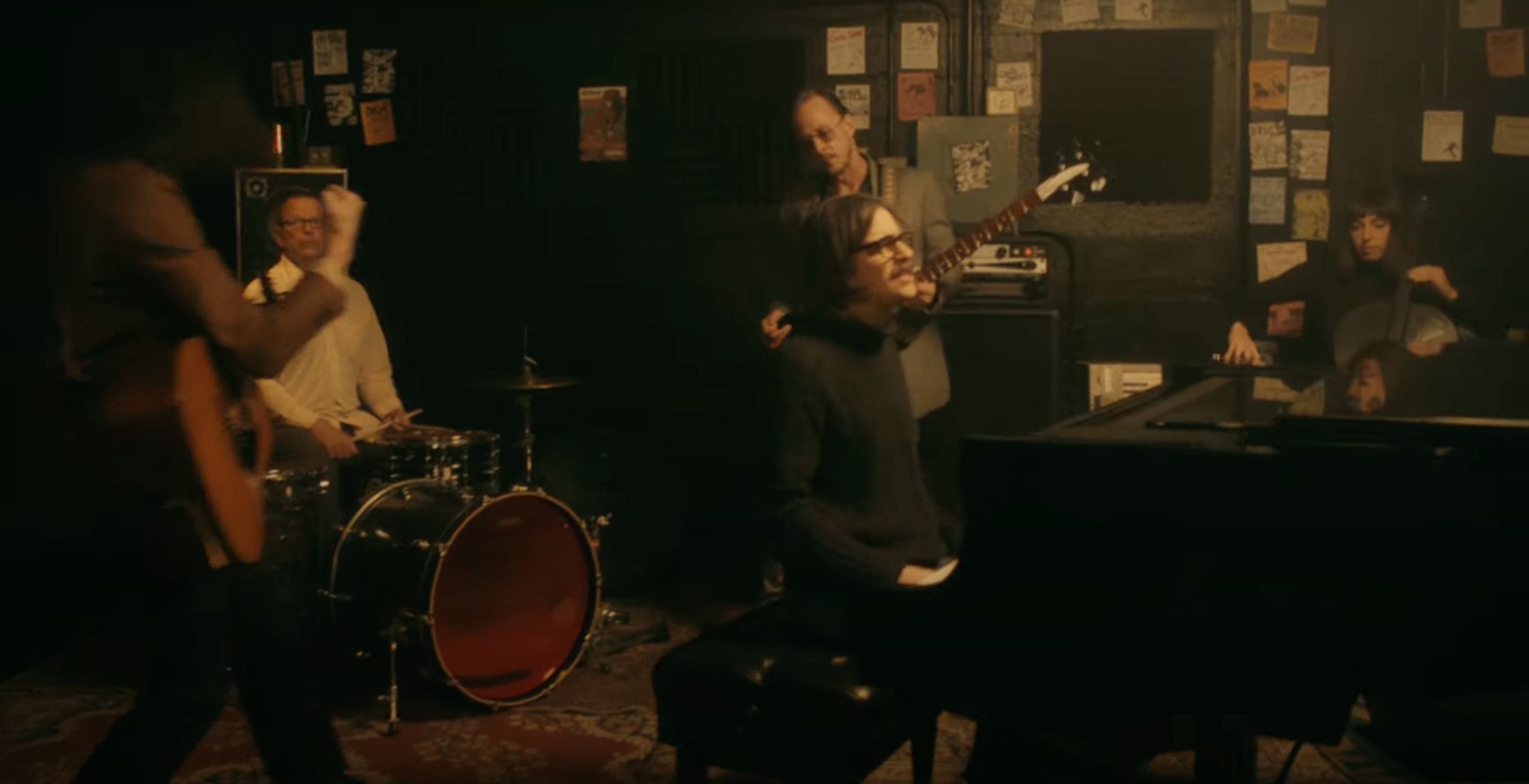 Weezer estrena un nostálgico video para su nueva rola "All My Favorite Songs"