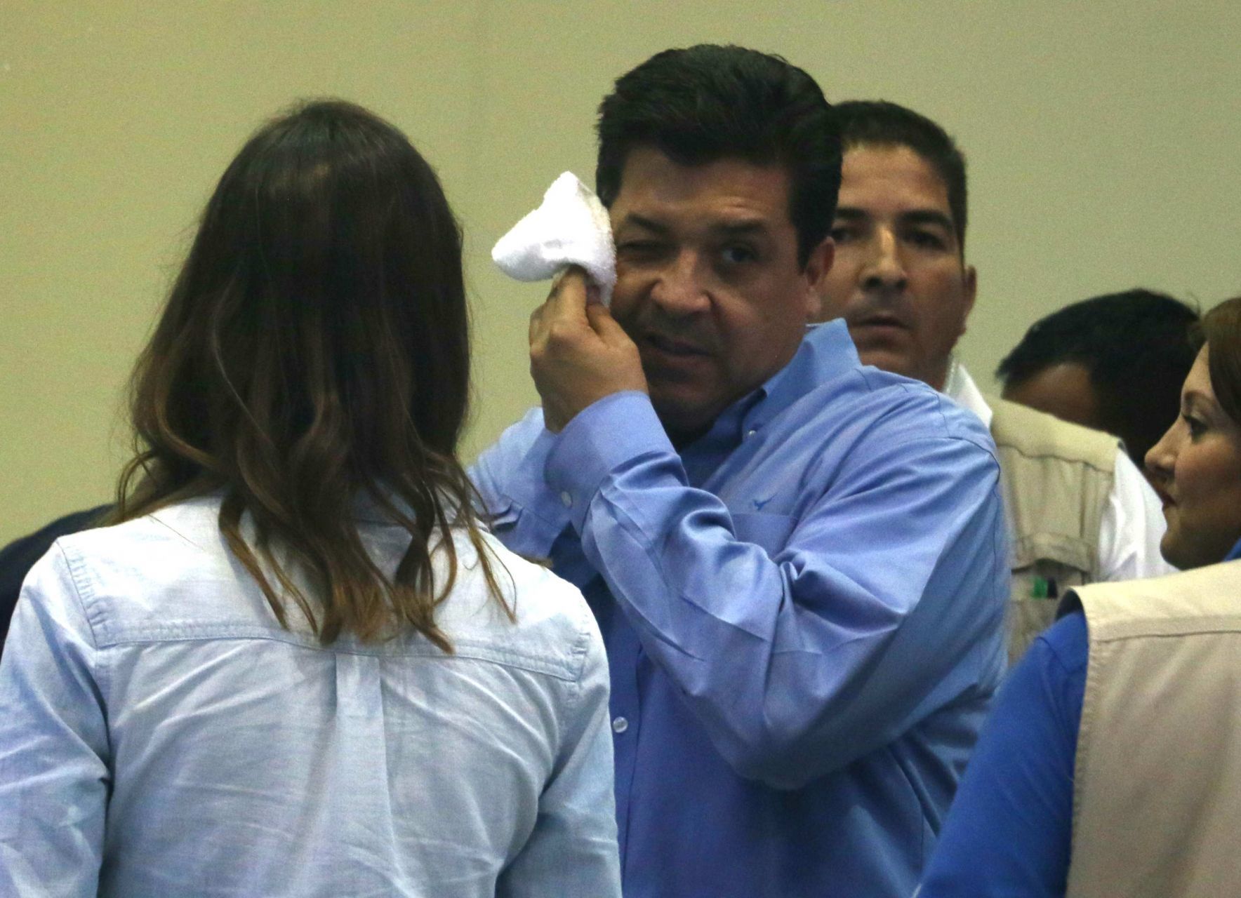 Pues con la novedad de que, después de varios señalamientos que vinculan al gober de Tamaulipas, Francisco Cabeza de Vaca, con el crimen organizado, ayer ya se pasó de las palabras a la action. Más o menos: la FGR solicitó a legisladores que lo desafueren, para tratar de procesarlo. Luego de tan apantallante petición (falta ver que dicen en la Cámara de Diputados), el susodicho advirtió que se defenderá. Quizás esto previendo que será desaforado, ya que no hay que olvidar que San Lázaro es de mayoría morenista. Precisamente por esta razón, Cabeza de Vaca acusa que se está haciendo “uso faccioso de la justicia”. “Se orquesta una embestida política. Esperaré a ser notificado para tener detalles y fijar mi posición. Nunca he violado la ley. Me defenderé ante cualquier atropello”, señaló Francisco Cabeza de Vaca en un breve mensaje difundido en sus redes sociales. Ayer por la tarde, el coordinador de la bancada de Morena en el Congreso, Ignacio Mier Velazco, informó que fue recibida la solicitud para iniciar el proceso de desafuero en contra del gobernador de Tamaulipas. De acuerdo con el documento que llegó a San Lázaro, Cabeza de Vaca es acusado de la probable comisión de los delitos de operación con recursos de procedencia ilícita, defraudación fiscal equiparada y, además, delincuencia organizada. Según se indica en la solicitud de la Fiscalía General de la República (FGR), ésta será ratificada hoy al mediodía. Se la resumieron bien a Cabeza de Vaca (sin albur), ya que en su haber tiene un amplio catálogo de acusaciones en las que salen embarrados miembros de su familia. Además de los delitos mencionados anteriormente, se le ha señalado de enriquecimiento ilícito, fraude, huachicoleo y hasta manejar un pequeño “cartel financiero” conocido en Tamaulipas como el Cartel de las Tres Cabezas, ya que lo conforman él y dos de sus hermanos.