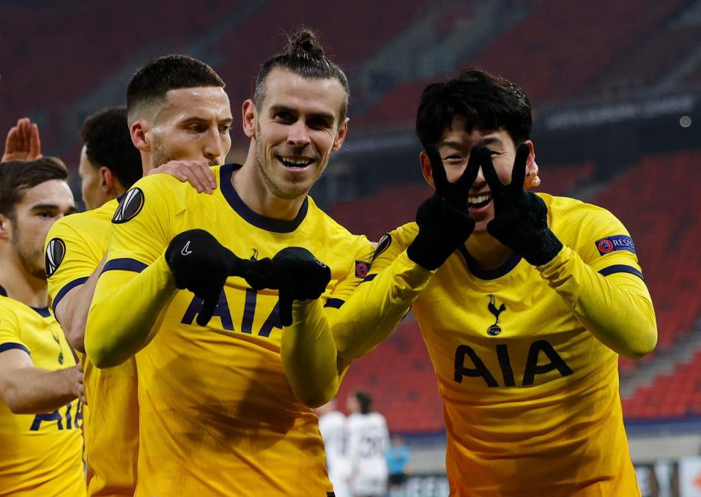 Gareth Bale celebra con sus compañeros el gol de Gareth Bale