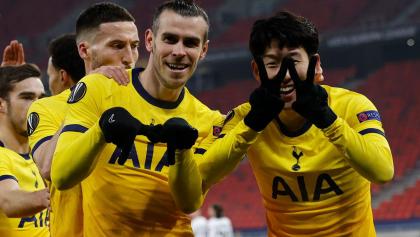 Gareth Bale celebra con sus compañeros el gol de Gareth Bale