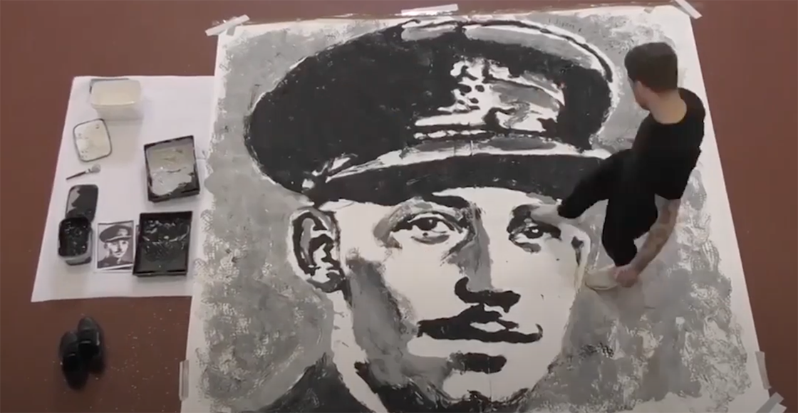 Artista rinde homenaje al Capitán Tom Moore pintándolo con los pies